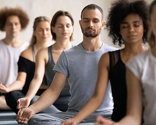 Mehrere Menschen praktizieren Yoga mit Fokus auf Atmung und Achtsamkeit – Retreat für mentale Stärke und körperliche Balance bei WUNDERORTE