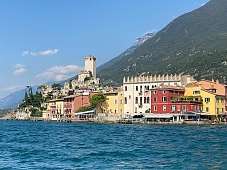 Blick vom Gardasee auf die Altstadt von Malcesine mit der Scaligerburg, bunten Häusern und Berghintergrund – ikonisches Reiseziel in Norditalien I WUNDERORTE