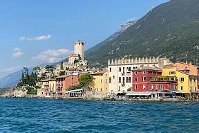 Blick vom Gardasee auf die Altstadt von Malcesine mit der Scaligerburg, bunten Häusern und Berghintergrund – ikonisches Reiseziel in Norditalien I WUNDERORTE