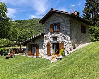 Stilvolles Steinhaus mit Holzläden mit Liegewiese und Blick ins Grüne - Ein WUNDERORT am Gardasee