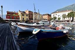 Bunte Altstadthäuser und Fischerboote im Hafen von Malcesine am Gardasee – mediterrane Atmosphäre und lebendiger Urlaubsort I WUNDERORTE