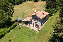 Freistehendes Landhaus aus Naturstein bei Arco in Italien mit großer Wiese, Liegestuhl und überdachter Terrasse – ruhige Alleinlage für Aktivurlaub und Naturerholung I WUNDERORTE