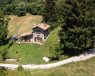 Luftaufnahme eines alleinstehendes Landhaus einer kleinen Bergsiedlung am Gardasee - ideal für aktiven Natururlaub von WUNDERORTE