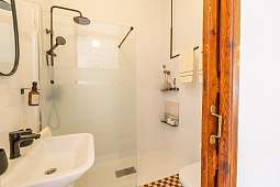 Bad mit Regendusche, weißen Flächen mit braunen &amp; schwarzen Dekoration Kontraste &amp; schwarze Armaturen