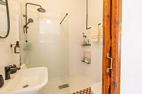 Bad mit Regendusche, weißen Flächen mit braunen &amp; schwarzen Dekoration Kontraste &amp; schwarze Armaturen