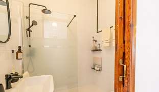 Modernes Badezimmer mit Regendusche, Naturholz zund Designakzenten