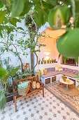 Mediterrane Terrasse mit Pool-Blick, romantisch unter Palmen, Dekoration natürlich  in farblich abgestimmten Pasteltönen