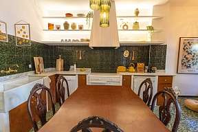 Offene Küche mit großem Holztisch, Design mit grünen Fließen, gelben modernen Küchengeräten von SMEG &amp; moderne hellgrüne Lampen -  gemeinsam kochen &amp; frische genießen