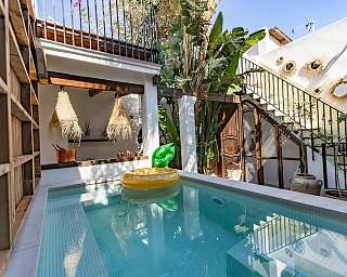 Palmen und Pool im Innenhof eines privaten Ferienhauses in Valencia, Spanien