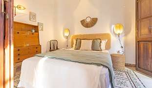 Gemütliches Schlafzimmer mit natürlichen Farben, Holzdetail im mediterranen Stil - strandnahe Ferienunterkunft mit Pool in Valencia bei WUNDERORTE