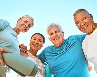 fit-im-alter-yoga-gruppen-reisen-wege-zur-balance-retreat-staerkung-inneres-gleichgewicht