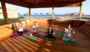 the-breakers-yoga-dachterrasse-luxussporthotel-wunderorte-buchen