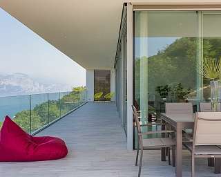 vermittlung-auslandsimmobilie-panorama-villa-pool-seeblick-wunderorte-italien-buchen