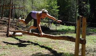 kastelruth-suedtirol-wellnesshotel-outdoor-wald-wandern