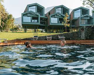 Ein Paar genießt den Wellnessurlaub in einem privaten Chalet mit Sauna und Service in Südtirol