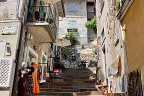 Künstlergasse mit Boutiquen und Bergblick – Altstadt Gardasee I WUNDERORTE