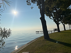  Sonnenlicht über dem Gardasee mit Steg und Pinien beim WUNDERORT LAMASU – Stille, Weite und Natur spüren