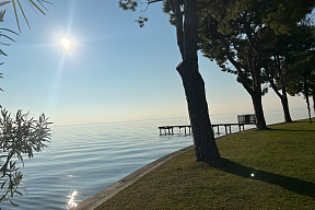  Sonnenlicht über dem Gardasee mit Steg und Pinien beim WUNDERORT LAMASU – Stille, Weite und Natur spüren