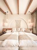 Helles Hotelzimmer mit Boho-Dekor und Doppelbett im The Breakers Hotel – stilvoll übernachten in Ägypten