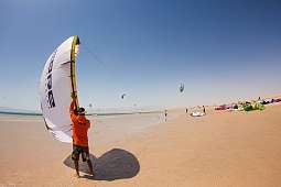 Kite-Trainer bereitet Schirm am flachen Sandstrand vor – Schulung direkt am Sporthotel in Soma Bay, Ägypten