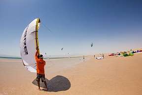 Kite-Trainer bereitet Schirm am flachen Sandstrand vor – Schulung direkt am Sporthotel in Soma Bay, Ägypten