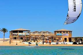 Kiter mit Trainer vor der Kiteschule in Soma Bay – direkt am Strand des Sporthotels The Breakers in Ägypten