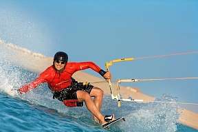Kitesurfer in rotem Trikot auf türkisblauem Meer vor Soma Bay – sportlicher Urlaub am Hotel The Breakers