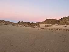 Rosa-blauer Himmel über der arabischen Wüste bei Sonnenuntergang – weite Landschaft &amp; Stille in Ägyptens Bergen