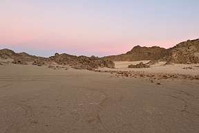 Rosa-blauer Himmel über der arabischen Wüste bei Sonnenuntergang – weite Landschaft &amp; Stille in Ägyptens Bergen