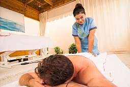 Massageszene im Spa-Pavillon mit offener Holzkonstruktion – Rückzug und Ruhe im Wellnesshotel am Roten Meer