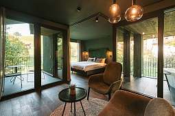 Großzügige Suite mit Designmöbeln, Terrasse und bodentiefen Fenstern – Wellnessurlaub im Luxus-Chalet mit Naturblick in Südtirol I WUNDERORTE