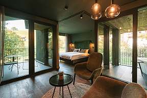 Großzügige Suite mit Designmöbeln, Terrasse und bodentiefen Fenstern – Wellnessurlaub im Luxus-Chalet mit Naturblick in Südtirol I WUNDERORTE