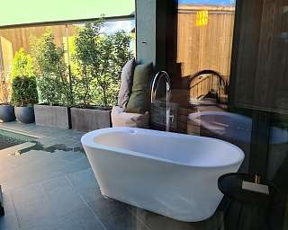 Exklusive Design-Suite mit großzügigem Fensterfronten, privater Sauna und Blick auf die Südtiroler Berge – Rückzugsort für Ruhe und Wellness bei WUNDERORTE