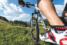 Perspektivaufnahme vom Mountainbiken auf der Seiser Alm mit Blick ins weite Sommerpanorama – Natur &amp; Bewegung in Südtirol I WUNDERORTE