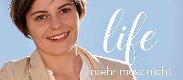 life – mehr muss nicht, ruhiges Portrait vor blauem Himmel I WUNDERORTE