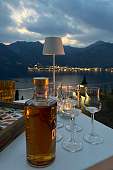 Grappa-Genuss auf der Terrasse mit Blick über den abendlichen Gardasee“