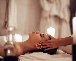 Achtsame Wellness-Anwendung im Kerzenlicht – ein Retreat für Ruhe und Balance bei WUNDERORTE