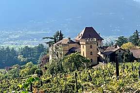Historisches Schloss inmitten von Weinbergen mit Panoramablick über Meran und das Etschtal I WUNDERORTE