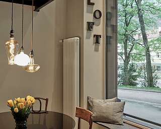 Stilvoller Essbereich im PARCLOFT Meran mit Hängelampen, Tulpenvase und Fensterbank mit Ausblick I WUNDERORTE