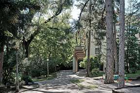 Historischer Elisabeth Park in Meran mit alten Bäumen und Arkadengang vor dem Designloft  I WUNDERORTE
