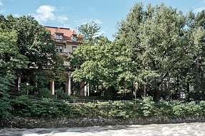 Denkmal geschütztes Palais Plankenstein mit Designloft in Meran, eingebettet im Grünen direkt an der Passer I WUNDERORTE