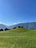 Sanft geschwungene grüne Hügel mit weitem Blick ins Etschtal und die Südtiroler Bergwelt I WUNDERORTE