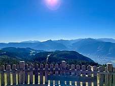 Panoramablick von Meran 2000 über das grüne Etschtal bis zu den Alpen am Horizont I WUNDERORTE
