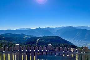Panoramablick von Meran 2000 über das grüne Etschtal bis zu den Alpen am Horizont I WUNDERORTE