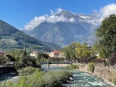 Weitblick über Meran mit der rauschenden Passer, herbstlichen Bäumen und der imposanten Texelgruppe I WUNDERORTE