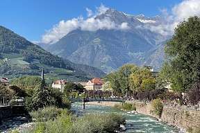 Weitblick über Meran mit der rauschenden Passer, herbstlichen Bäumen und der imposanten Texelgruppe I WUNDERORTE