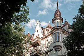 Detailansicht der historischen Jugendstilfassade mit Türmchen am PARCLOFT in Meran I WUNDERORTE
