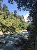 Naturpfad entlang der Passer in Meran mit Blick auf Schloss Tirol hoch über dem Fluss I WUNDERORTE