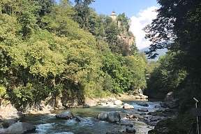 Naturpfad entlang der Passer in Meran mit Blick auf Schloss Tirol hoch über dem Fluss I WUNDERORTE