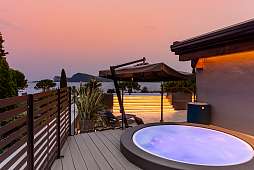 Ferienwohnung am Gardasee mit exklusiver Dachterrasse, Whirlpool, Lounge-Bereich und stimmungsvollem Sonnenuntergang I WUNDERORTE